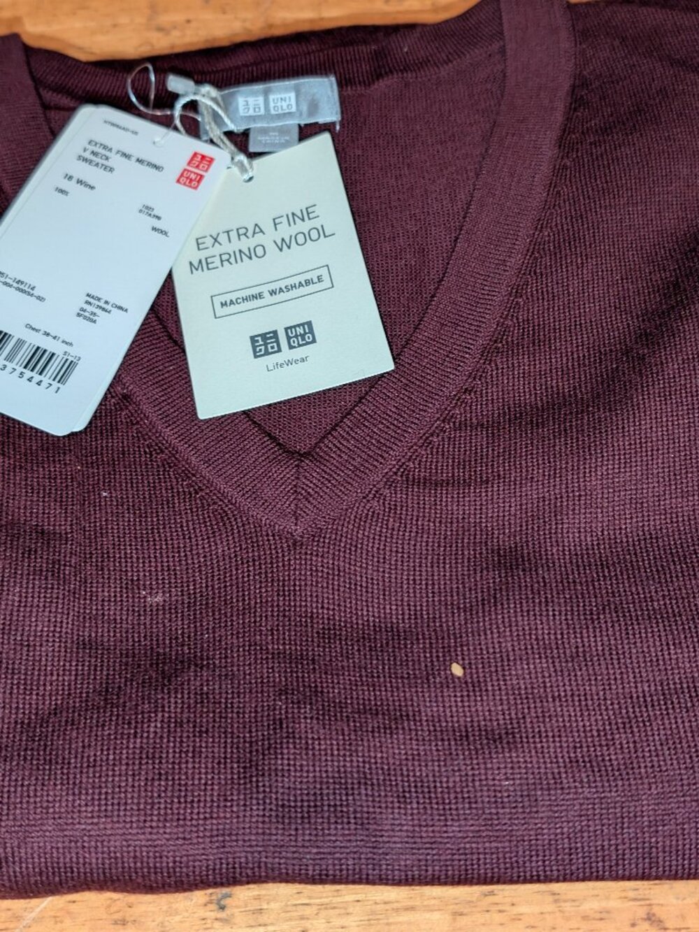 NEW w/Tags-Uniqlo Men's Size M Red Extra Fine Merino Wool V-Neck Sweater